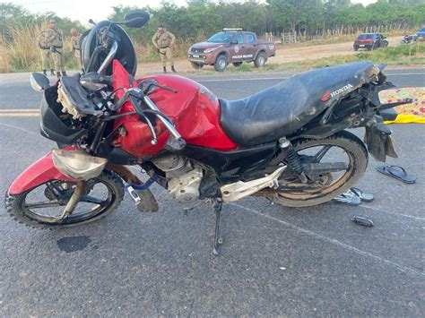 Jovem de 26 anos morre em colisão entre caminhão e moto em São