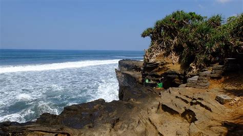 Pantai Kelating Tabanan Kilau Pasir Hitamnya Berpendar Bak Permata