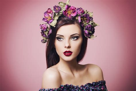 Download Blue Eyes Lipstick Flower Wreath Brunette Woman Model 4k Ultra