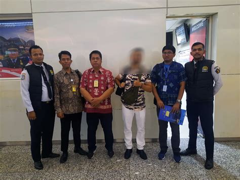 Imigrasi Ngurah Rai Deportasi Bule Kanada Yang Buat Keributan Dan Bawa