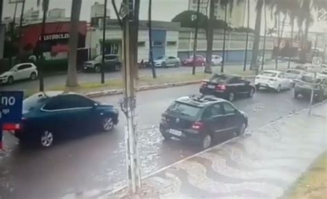 Homem escapa de atropelamento em Anápolis vídeo Mais Goiás