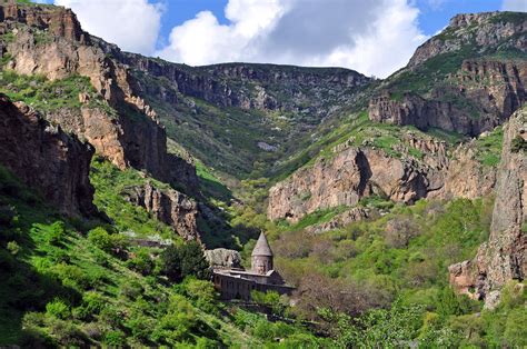 Hiking in Armenia without backpacks or tents. Activities, mountains and ...