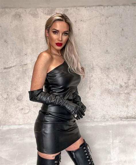 Hot Beauties In Leather Outfits Tenue Jupe En Cuir Mode Du Cuir