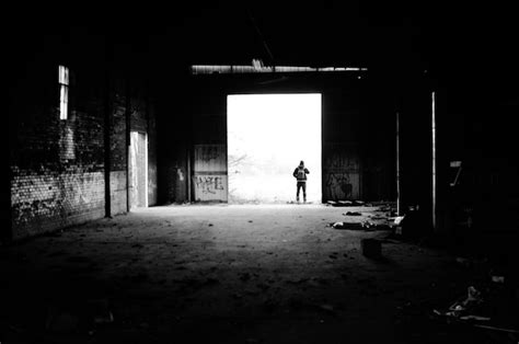 Hombre En Un Edificio Abandonado Foto Premium