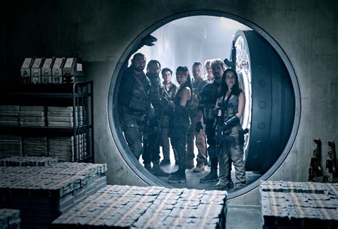 Army of the Dead Trailer Teases Zack Snyder’s Netflix Zombie Heist ...