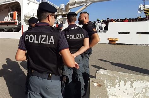 Pozzallo Tre Scafisti Cercano Di Nascondersi Tra I Migranti Sbarcati