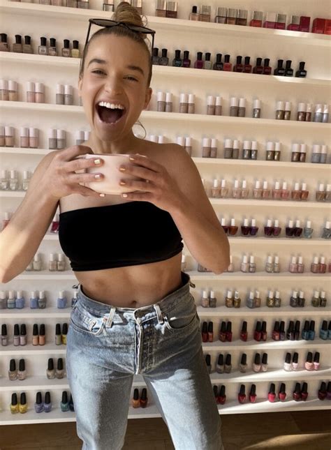 Sexy Sarah Moliski Bikini Pics