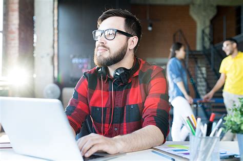 유토이미지 Portrait Of Modern Bearded Man Wearing Glasses And Red Shirt