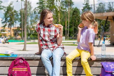 Niños De La Escuela Almorzando Juntos Fuera Del Edificio Chicas En El