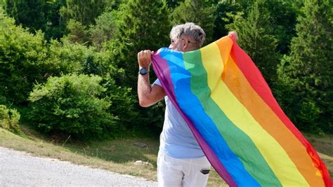Bisexual Gay Anciano Hombre Transexual Camina De Regreso Con La Bandera Lgbtqia Arco Iris Paz En