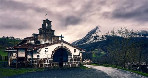 Saturdiko Ermita Eta Txindoki Elurtuta Foto De Zaldibia Calendario