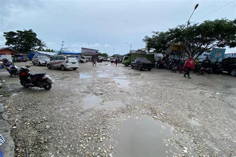 Pelabuhan Rakyat Luwuk Wajahmu Kini Jalan Berlubang Kubangan Becek