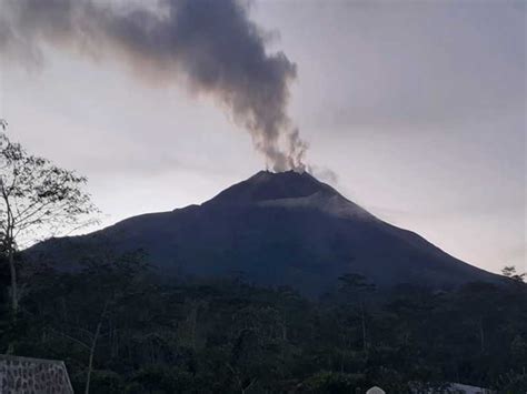 Bpptkg Sebut Ketinggian Kubah Lava Di Tengah Kawah Merapi