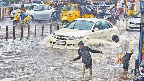 బంగాళాఖాతంలో అల్పపీడనం రేపటి దాకా పలు జిల్లాల్లో భారీ వర్షాలు Namasthe Telangana