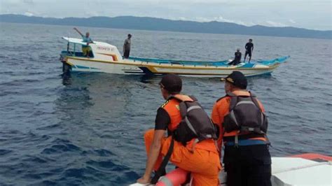 Kapal Anugerah Tenggelam Di Perairan Raja Ampat Orang Berhasil