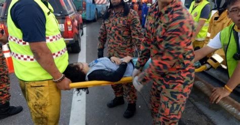 Eight die, 32 others hurt in Juru toll plaza crash : r/malaysia