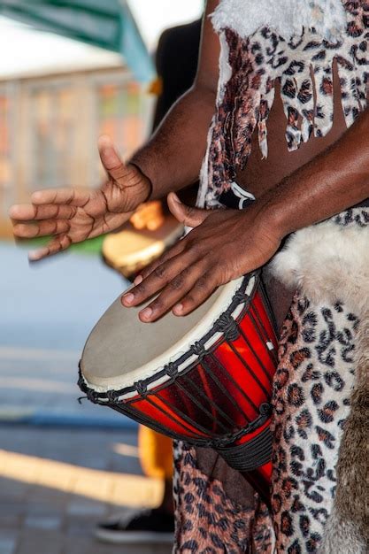 Un Baterista Africano Toca El Djembé Foto Premium