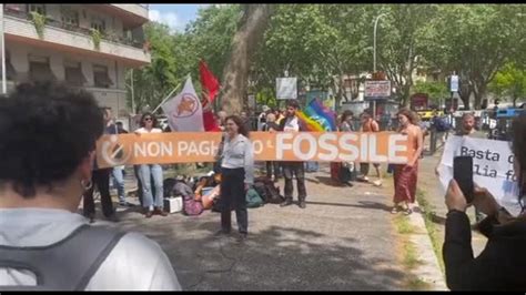 Attivisti Per Il Clima A Processo Sit In Davanti Al Tribunale A Roma