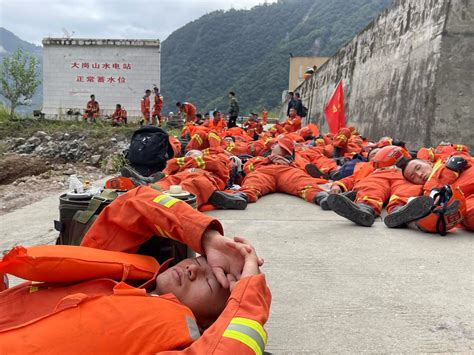 泸定地震救援：六千余人迅速汇集，消防连夜“强渡”大渡河