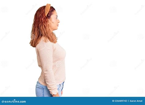 Jovem Latina Vestindo Roupas Casuais E Diadem Que Olha Para O Perfil De Relaxamento Lateral