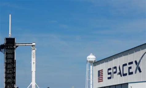 Elon Musk S Spacex Capsule Splashes Down Off Florida Coast