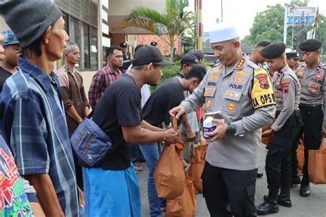 Kapolres Pati Bagikan Paket Sembako Ke Warga Margorejo Newsroom Indonesia