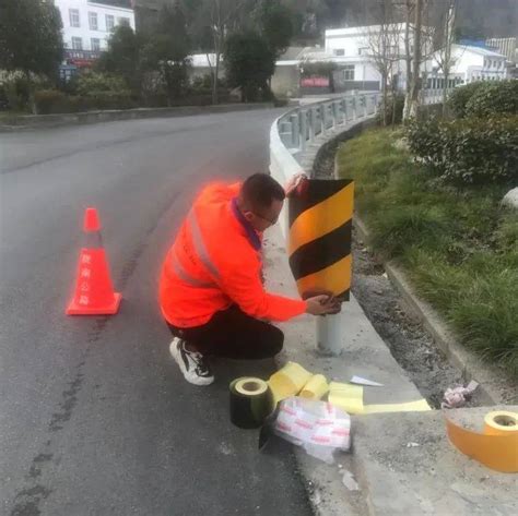 筑牢安全防线 确保道路安全——碧口公路段及时完善辖养公路沿线波形护栏端头反光膜天气夜间进行了