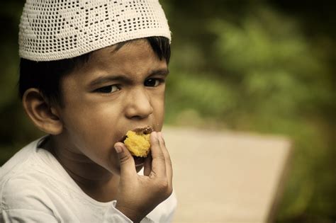 4 Adab Makan Dalam Islam Yang Dianjurkan Rasulullah Saw