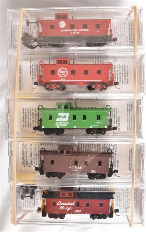 Bid Now: 36 Micro Trains modern N scale cabooses Santa Fe, Canadian ...