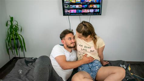 Darya Brad Netflix And Fuck VR Porn Video VRPorn