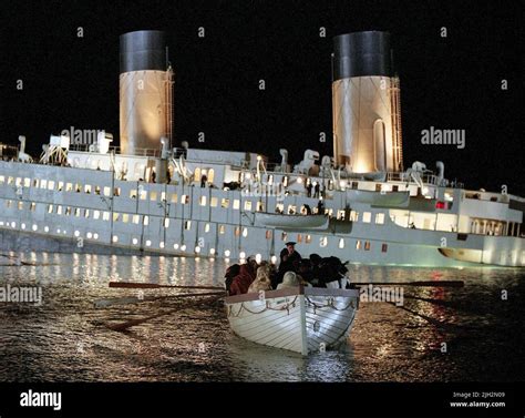 LIFEBOAT SCENE, TITANIC, 1997 Stock Photo - Alamy