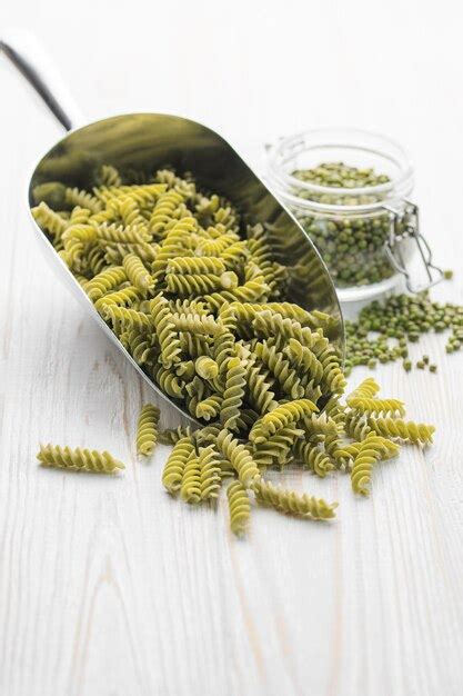 Pasta Fusilli De Frijol Mungo Sobre Un Fondo De Madera Foto Premium