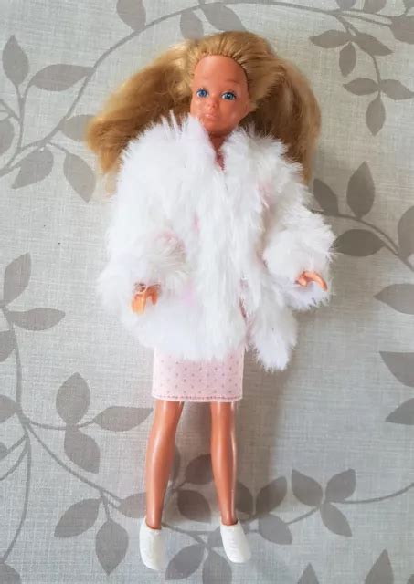 ANCIENNE SKIPPER DES années 80 avec tenue d époque barbie vintage