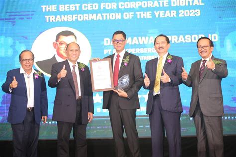 Dirut Raih Best CEO Digital Technology Innovation Award 2023 PLN