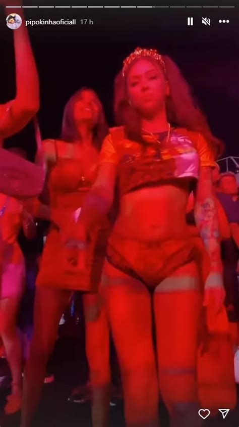 Singer Who Performs Sex Acts On Stage Goes Commando And Flashes On