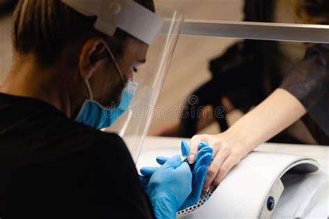 Esteticista Fazendo A Manicura Arquivando As Unhas Um Arquivo Para