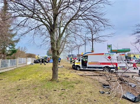 Rettungsauto Betroffen Zwei Tote Bei Verkehrsunfall Auf Einsatzfahrt