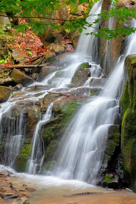 Rochers Dans Le Courant En Cascade Beaux Paysages De Nature Dans La