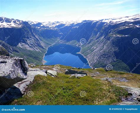 Roca De La Lengua De Los Trolltunga Duendes Foto De Archivo Imagen De