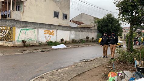 Jovem é executado a tiros por ocupantes de carro em Curitiba