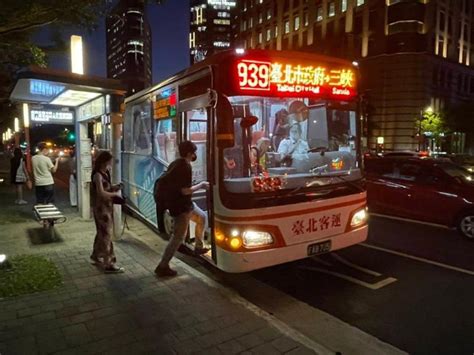 血糖太低吃東西！公車司機「遭乘客投訴」暴怒回嗆了 現場「一片安靜」網力挺：將心比心 讀讀