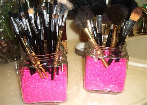 makeup brush organizer idea - Decoist