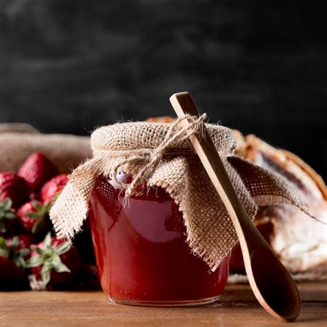 Vista Frontale Del Barattolo Con Marmellata Di Fragole Foto Gratis