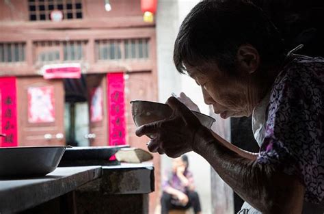 這位老人炸了五十多年油條，彎腰駝了背仍在干，不想給兒女添負擔 每日頭條