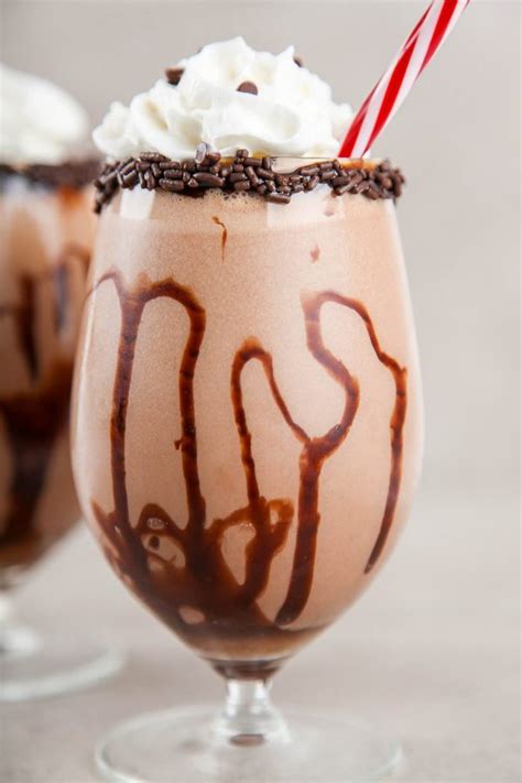 ULTIMATE FROZEN MUDSLIDE COCKTAIL - Baking Beauty