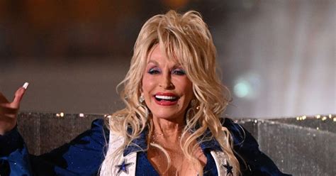 Dolly Parton 77 Looks Decades Younger In Tiny Outfit For Nfl Show Metro News