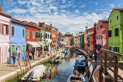 El Paisaje Urbano En La Isla De Burano Con Los Edificios Coloridos