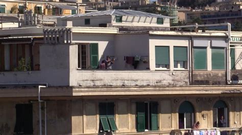 Genova Alle 12 Campane E Applausi Contro La Paura Dalle Finestre Di