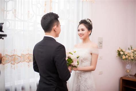 Người đẹp HHVN bật khóc trong ngày lên xe hoa với hot boy cảnh sát