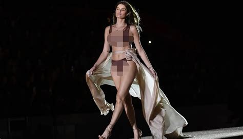 FOTO Gaya Seksi Para Model Pakai Lingerie Di Paris Fashion Week Foto Liputan